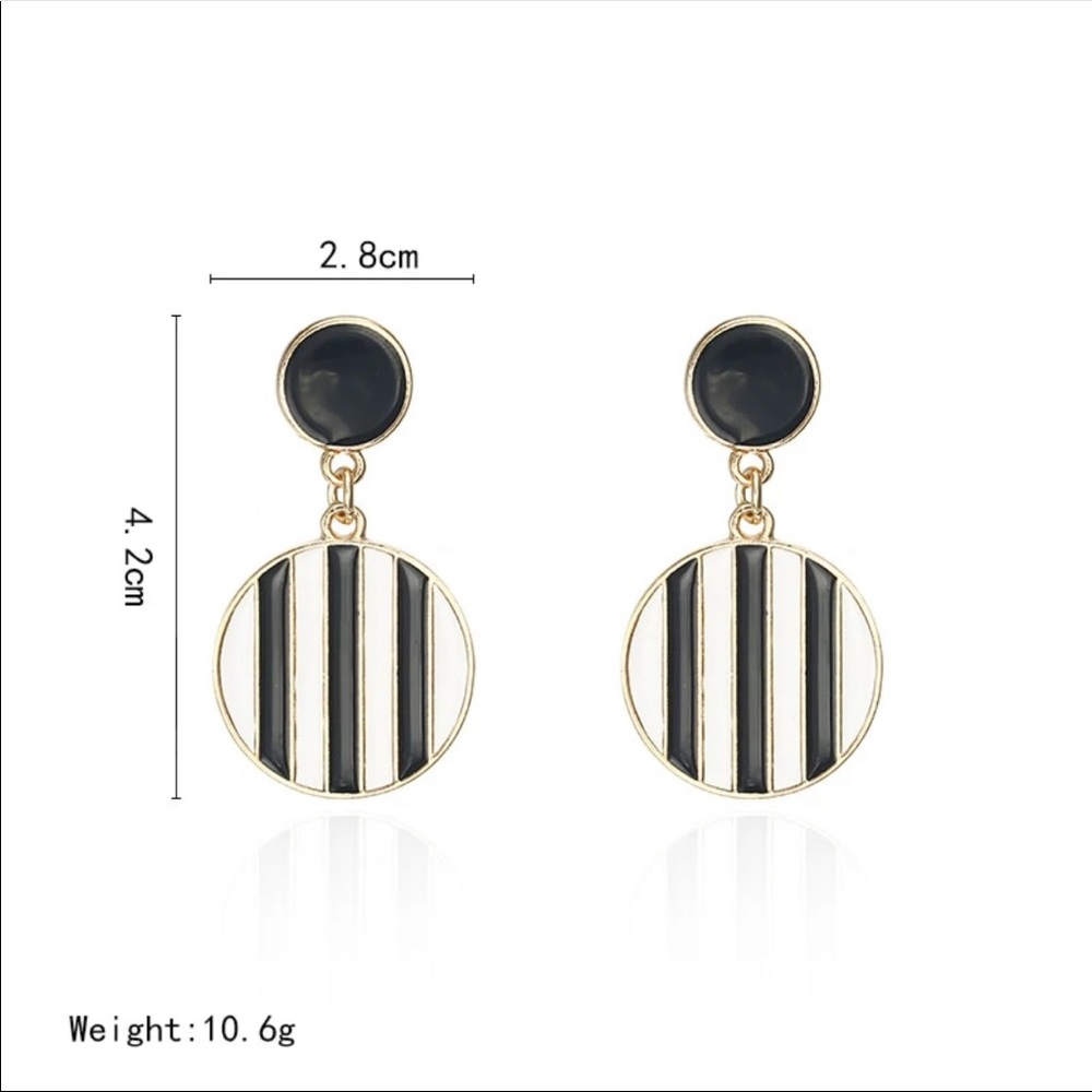 • Isabella • Black & White Stripe Earrings - Picture 3 of 3